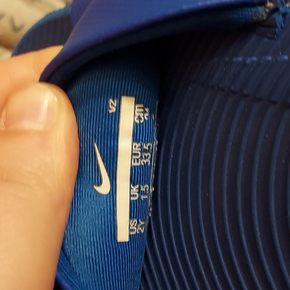 🧡2/$10 or 4/$15 Nike Slides size 2y slight damage at top right as shown - Picture 3 of 3